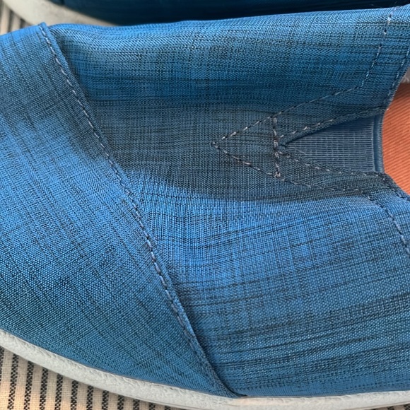 Pretty blue size 11, toms - Picture 2 of 7